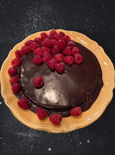 chocolate-cake-raspeberries