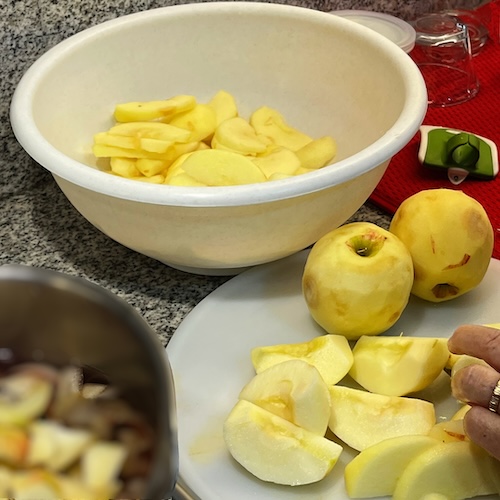 slicing apples